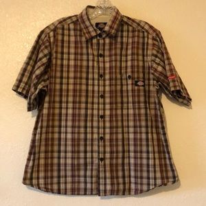 Men’s dickie size large 100% cotton button down casual shirt with front pocket